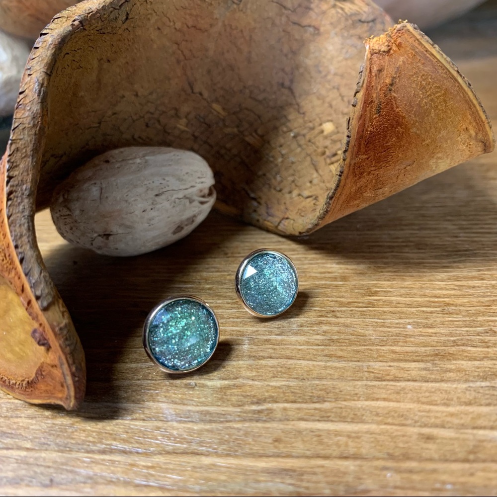 Pale green shimmering stud earrings, handmade, NWT